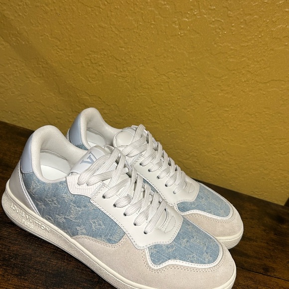 White and Blue Retro-Inspired Sneakers - Picture 4 of 8